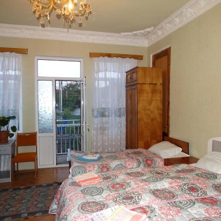 Friends House Hotel Koetaisi Buitenkant foto