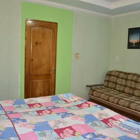 Friends House Hotel Koetaisi Buitenkant foto