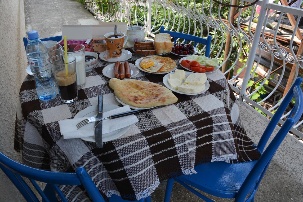 Friends House Hotel Koetaisi Buitenkant foto