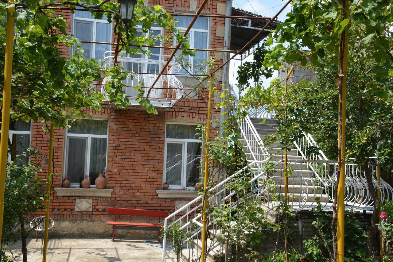 Friends House Hotel Koetaisi Buitenkant foto