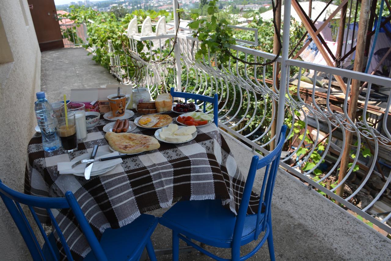 Friends House Hotel Koetaisi Buitenkant foto