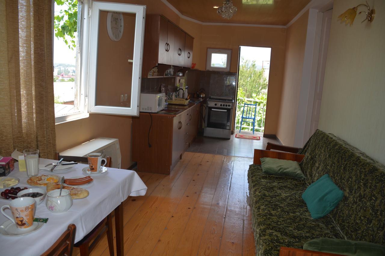 Friends House Hotel Koetaisi Buitenkant foto