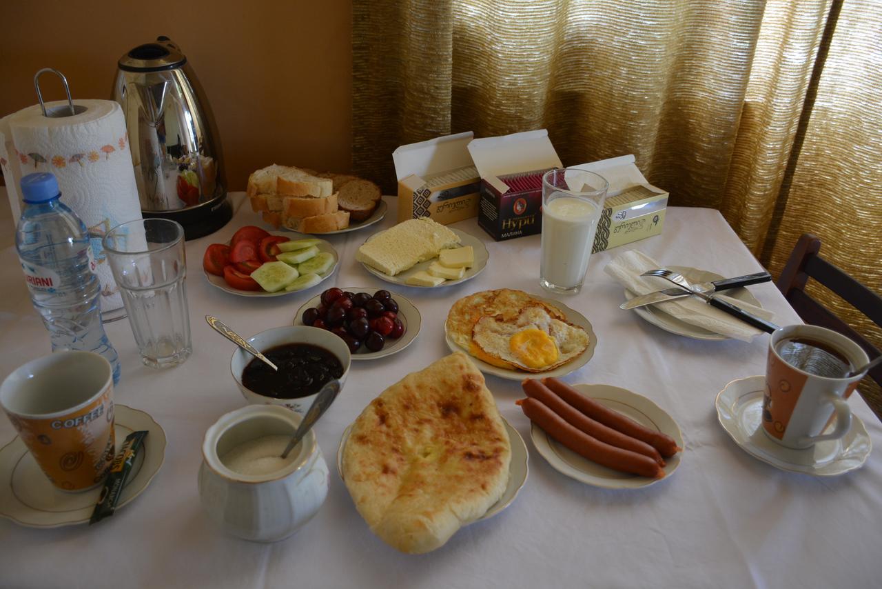 Friends House Hotel Koetaisi Buitenkant foto