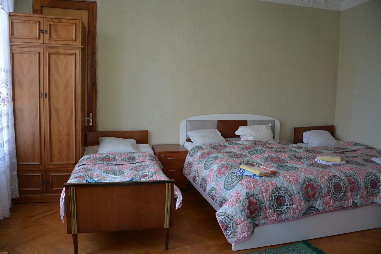 Friends House Hotel Koetaisi Buitenkant foto