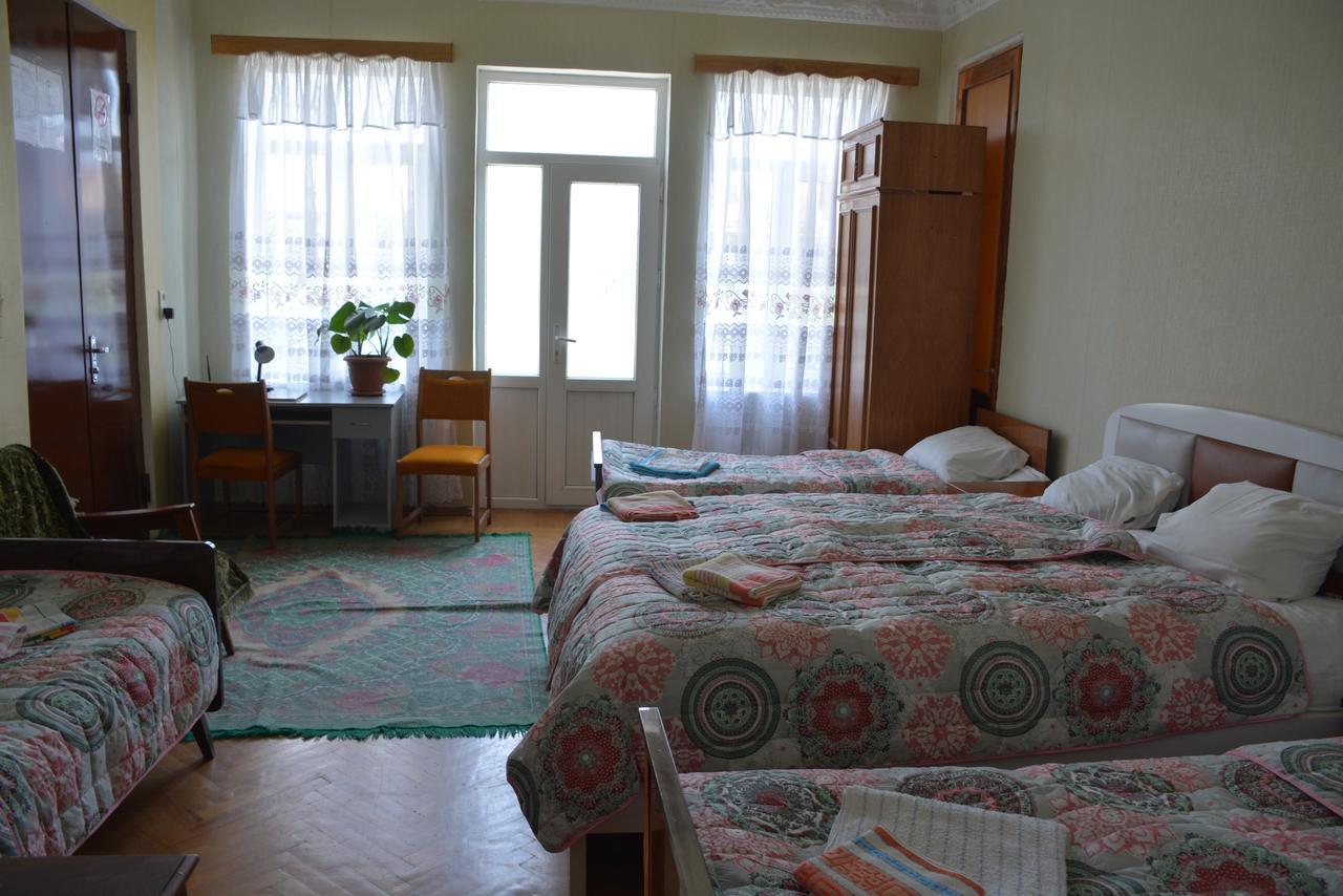 Friends House Hotel Koetaisi Buitenkant foto