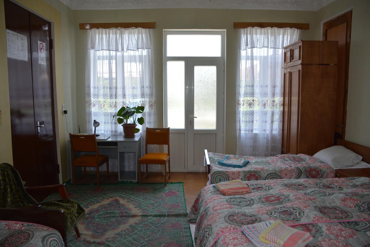 Friends House Hotel Koetaisi Buitenkant foto