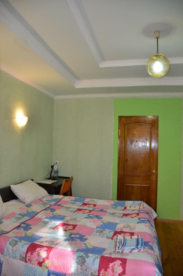 Friends House Hotel Koetaisi Buitenkant foto