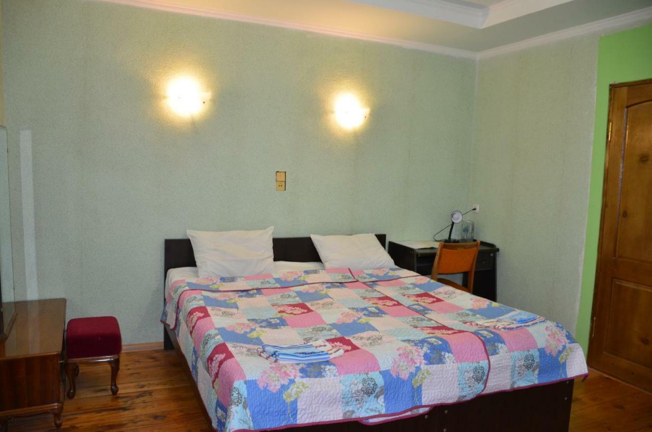 Friends House Hotel Koetaisi Buitenkant foto