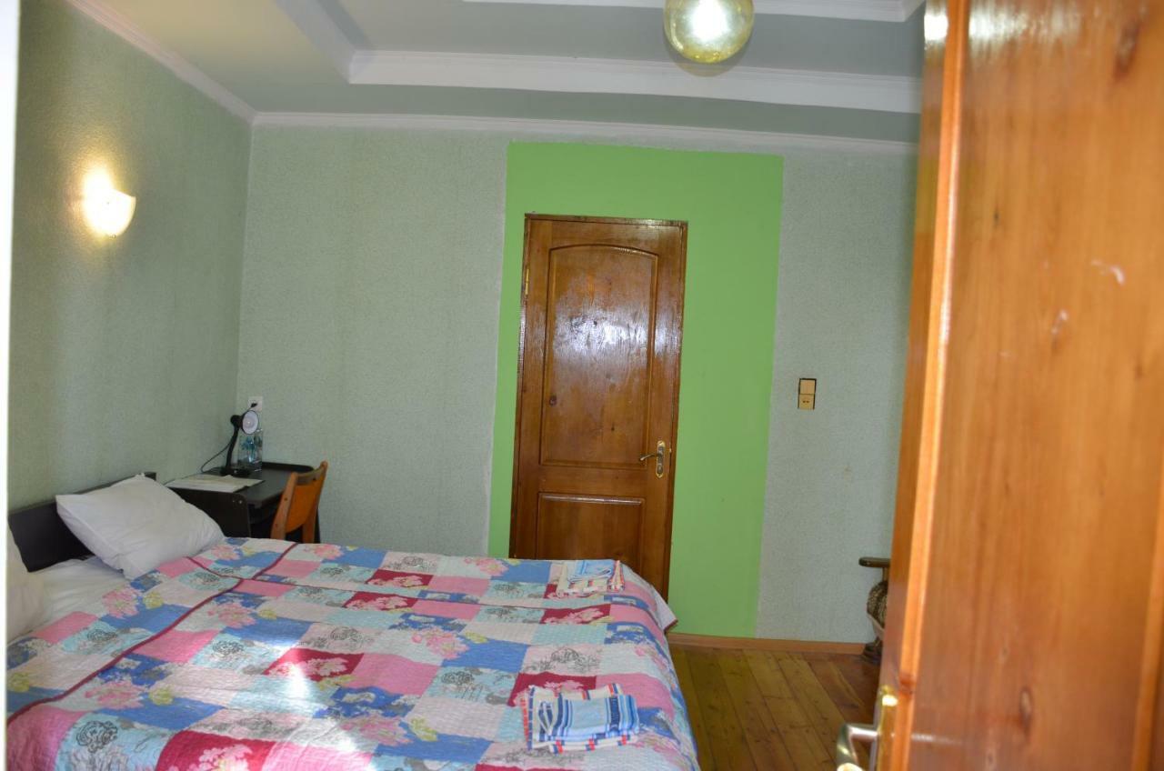 Friends House Hotel Koetaisi Buitenkant foto