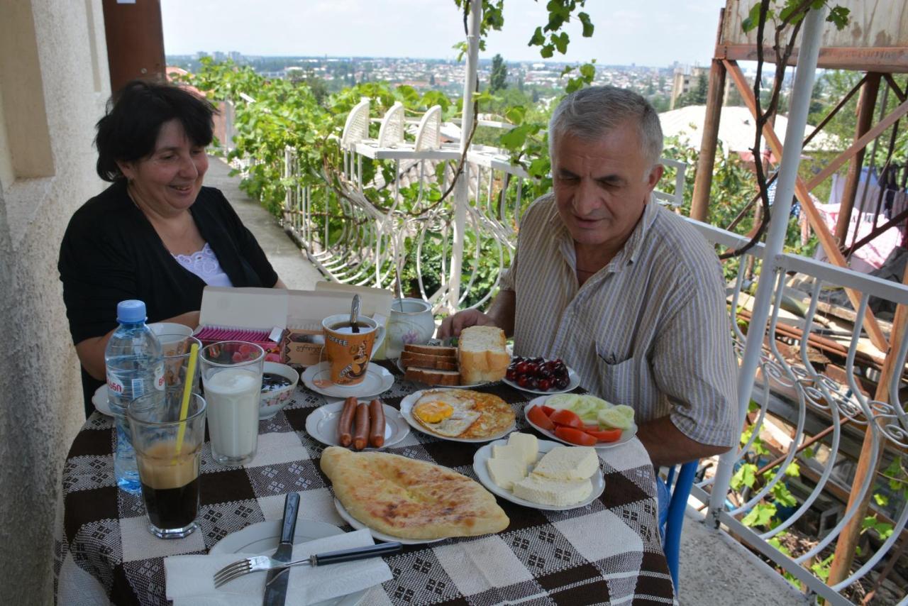 Friends House Hotel Koetaisi Buitenkant foto